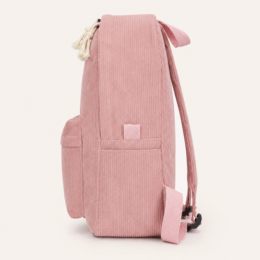 Vue de profil du sac à dos en velours côtelé, sac entier avec sa poche latérale