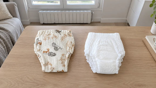 Culotte d'apprentissage en gaze de coton à côté d'une couche-culotte blanche sans marque
