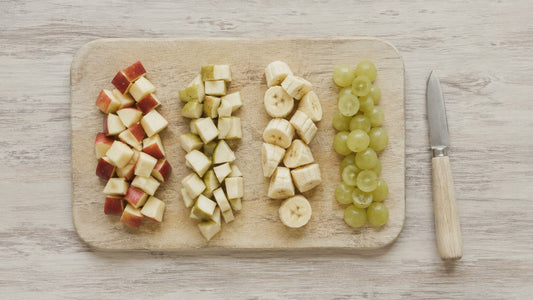 Couper les fruits d'un enfant selon leur forme et leur texture