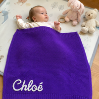 Bébé sur son tapis d'éveil avec la couverture en tricot violet, prénom Chloé brodé main au point de chaînette