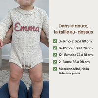 Le tableau des tailles, du 3-6 mois au 2-3 ans, avec un bebe tenu debout