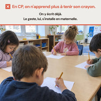 Une classe de maternelle, des enfants qui écrivent sur des feuilles d'école
