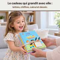 Un enfant reçoit le coffret des cahiers magiques