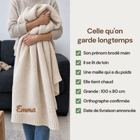 Ce que la couverture apporte : prenom brode main, maille qui a du poids, 100 x 80 cm