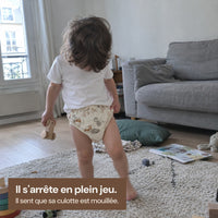 L'enfant s'arrete en plein jeu : il sent que sa culotte est mouillee