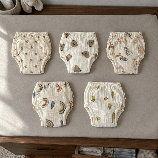 Les cinq motifs de la culotte, poses sur une commode a langer