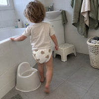 Dans la salle de bain, le pot et la culotte a motif ourson