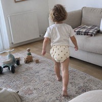 Le matin dans le salon, il porte sa culotte a motif coeurs