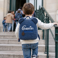 Enfant monte les marches de l ecole avec son sac ourson bleu Gabriel - Bleu