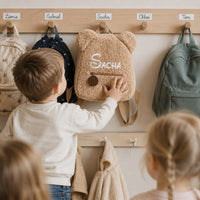 Enfant attrape son sac ourson beige au vestiaire de l ecole Sacha - Khaki