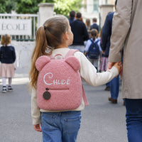 Grande fille part a l ecole main dans la main sac ourson rose Chloe - Rose