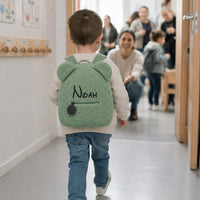 Enfant entre dans sa classe de maternelle avec son sac ourson vert Noah - Vert