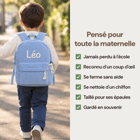 Sac à dos en velours côtelé personnalisé au prénom Léo brodé main, porté sur le chemin de l'école : jamais perdu, reconnu d'un coup d'œil, se ferme sans aide, se nettoie d'un chiffon, taillé pour ses épaules, gardé en souvenir