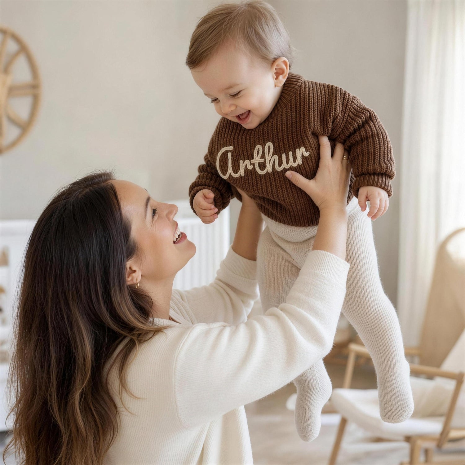 Maman souleve son bebe en pull Arthur - Creation Personnalisee