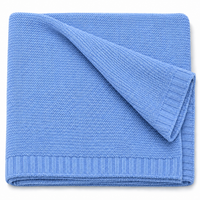 Couverture en tricot bleu, pliée, vue produit