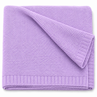 Couverture en tricot lilas, pliée, vue produit