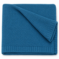Couverture en tricot bleu pétrole, pliée, vue produit