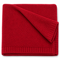 Couverture en tricot rouge, pliée, vue produit