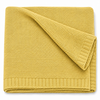 Couverture en tricot jaune moutarde, pliée, vue produit