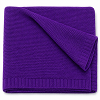 Couverture en tricot violet, pliée, vue produit