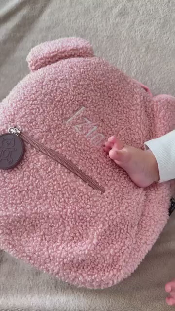 Sac ourson rose brode Izia, la main du bebe dessus