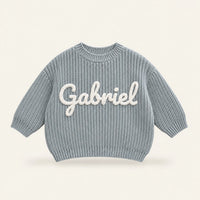 Pull bébé en maille épaisse bleu cendré, prénom Gabriel brodé main
