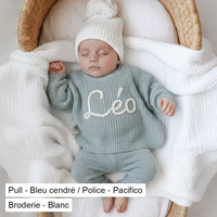 Pull Bleu cendré porte par bebe, prenom Leo, Broderie Blanc