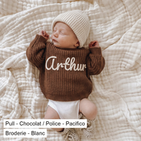 Pull Chocolat porte par bebe, prenom Arthur, Broderie Blanc