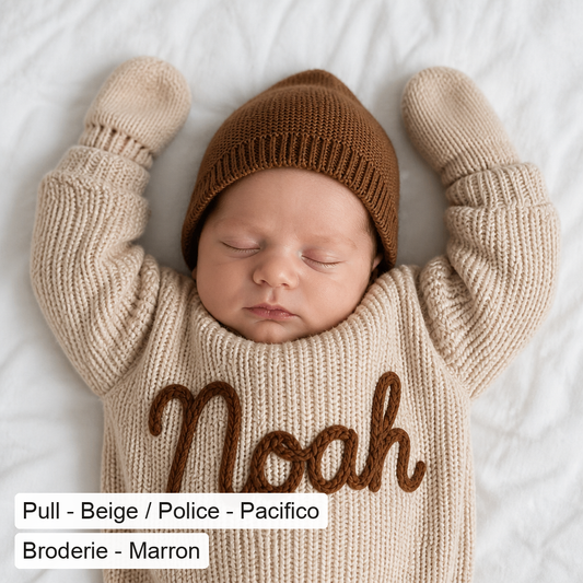 Pull bebe personnalise maille beige, prenom Noah brode main, police Pacifico