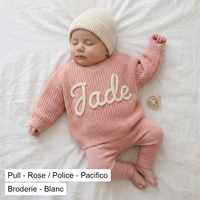 Pull Rose porte par bebe, prenom Jade, Broderie Blanc