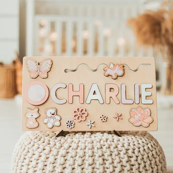 Puzzle en bois avec prénom personnalisé en décoration sur son support de création personnalisée