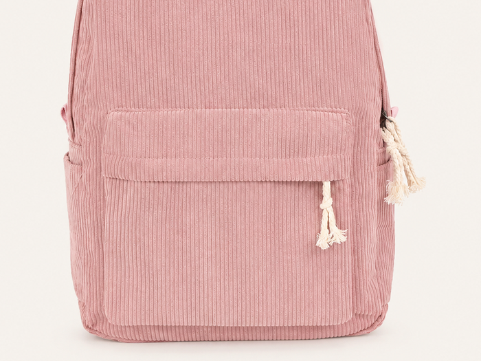 Poche avant zippée du sac à dos en velours côtelé et son cordon de préhension