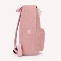 Vue de profil du sac à dos en velours côtelé rose avec sa poche latérale
