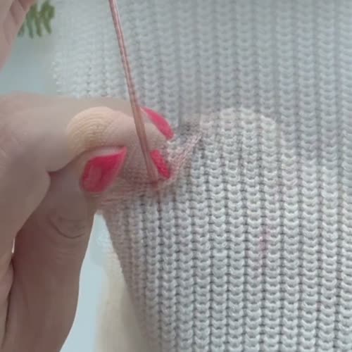 Vidéo : broderie du prénom à la main sur la maille
