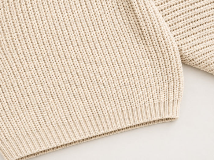 En relief, cousue dans la maille
